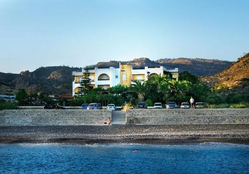ホテル Sarikampos Beach