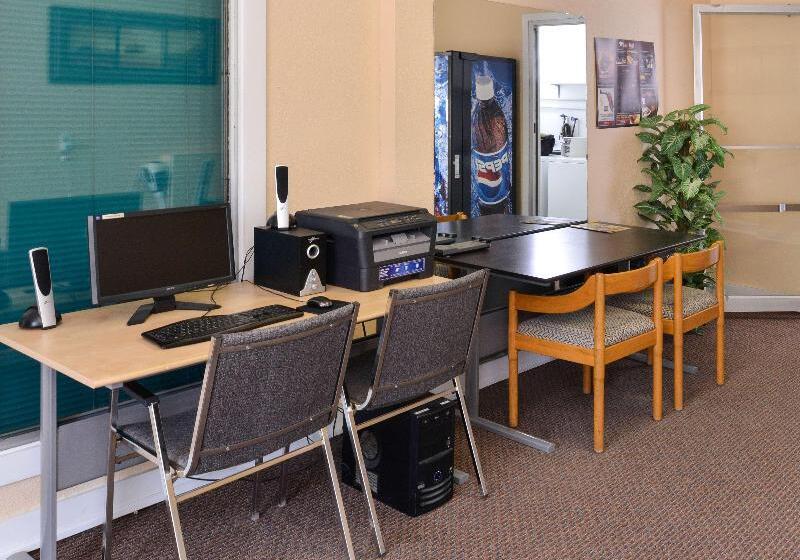 모텔 Canadas Best Value Inn Whitecourt