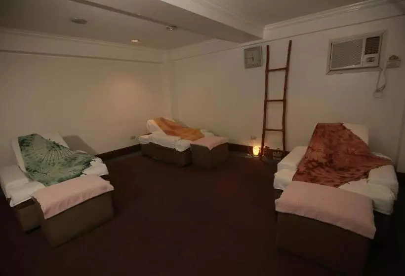 استراحتگاه The Suites At Mount Malarayat