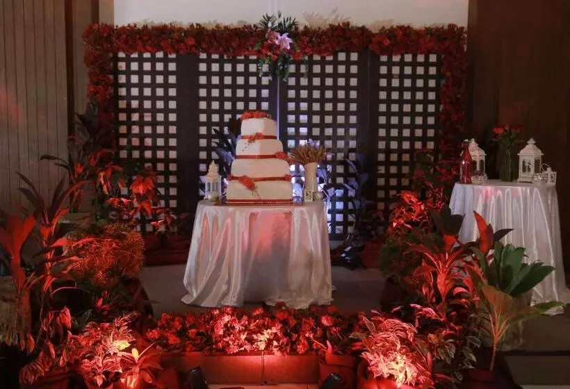 استراحتگاه The Suites At Mount Malarayat