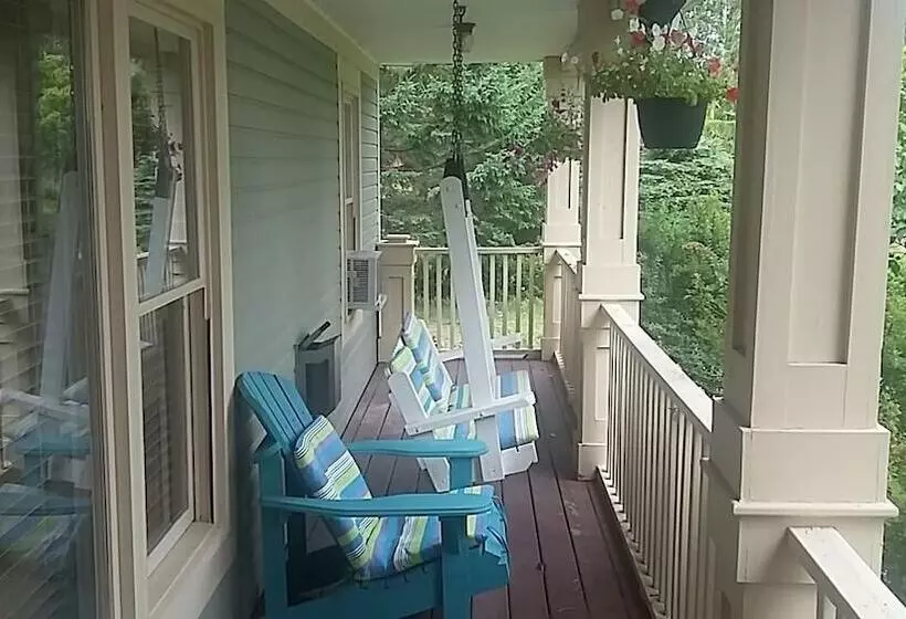 Aamiaismajoitus (B&B) Carriage House Inn Four And A Half Stars