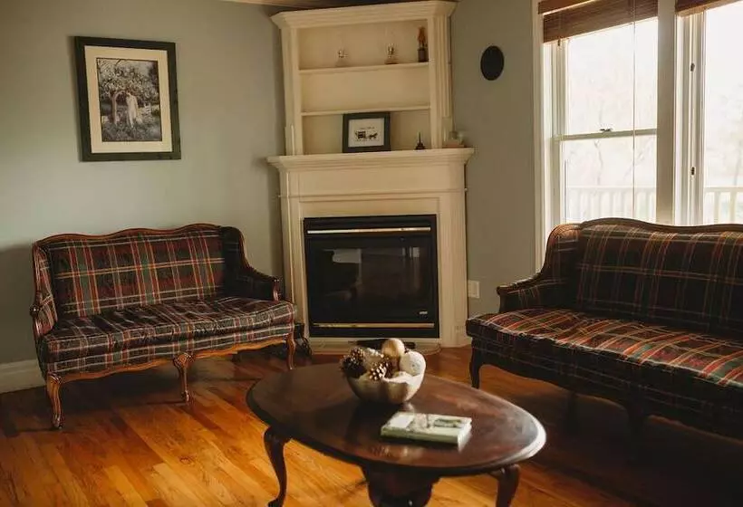 Aamiaismajoitus (B&B) Carriage House Inn Four And A Half Stars
