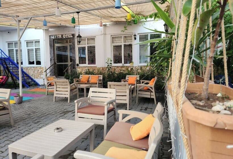 Fi̇ni̇ke Sever Otel