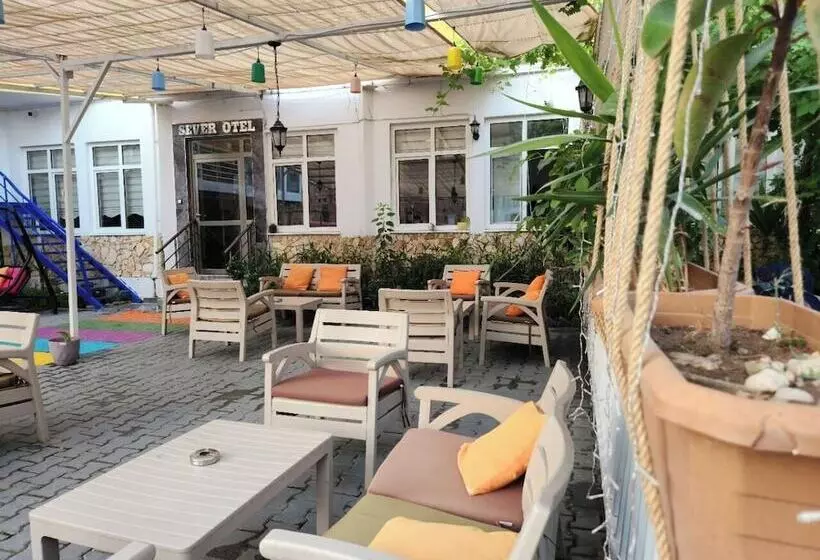 Fi̇ni̇ke Sever Otel