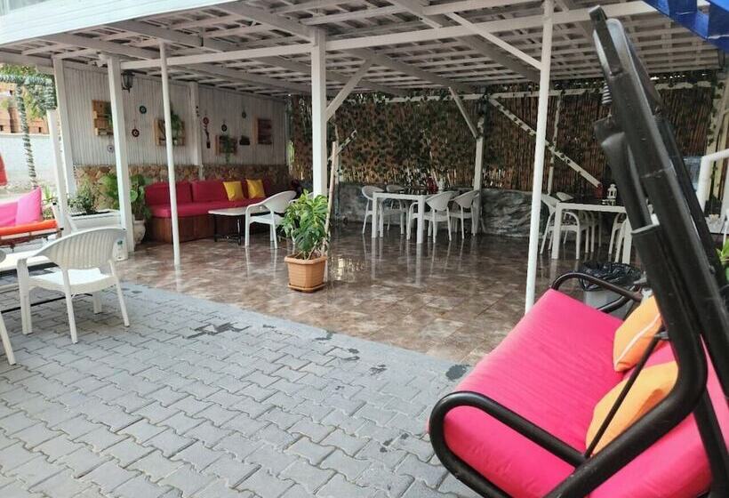 Fi̇ni̇ke Sever Otel