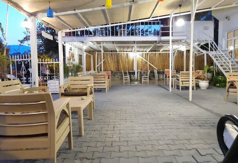 Fi̇ni̇ke Sever Otel