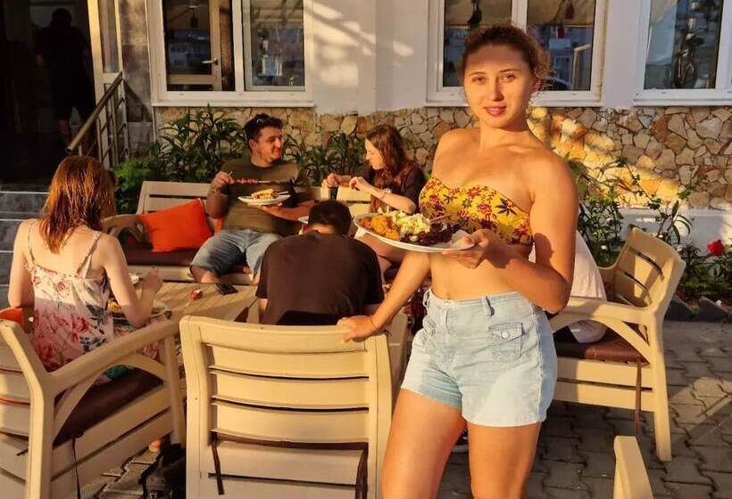 Fi̇ni̇ke Sever Otel