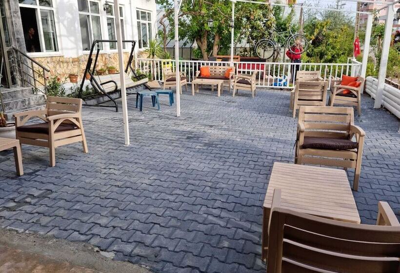 Fi̇ni̇ke Sever Otel