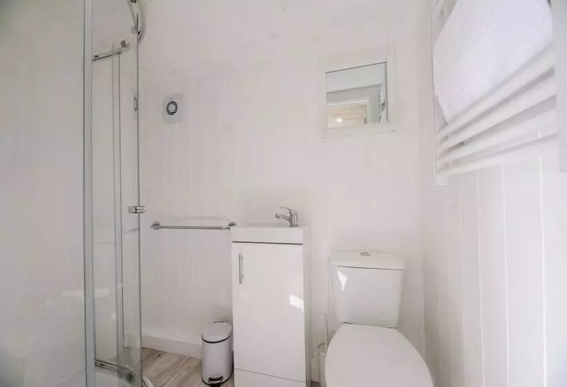 Hotelli Honeysuckle Farm Hut 3   Suffolk Farm Holidays