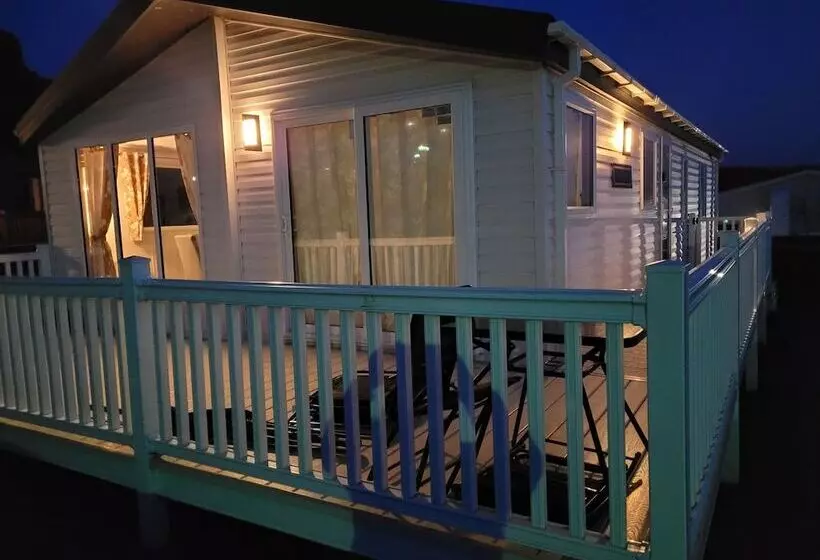 Hotelli Remarkable 3 Bed House In Hull