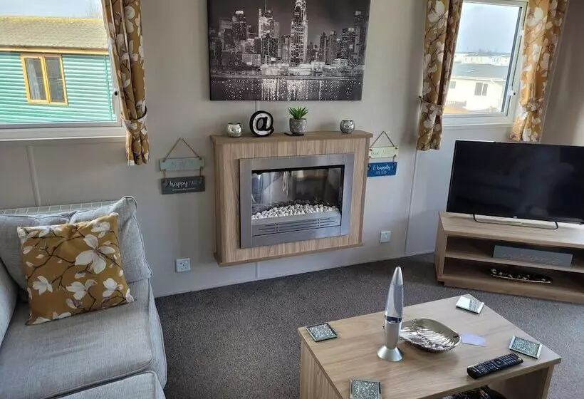 Hotelli Remarkable 3 Bed House In Hull