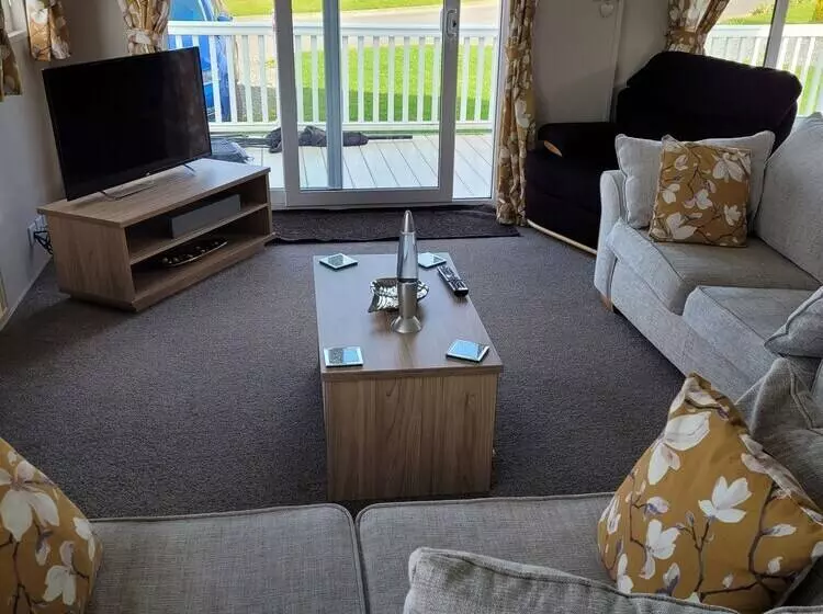 Hotelli Remarkable 3 Bed House In Hull