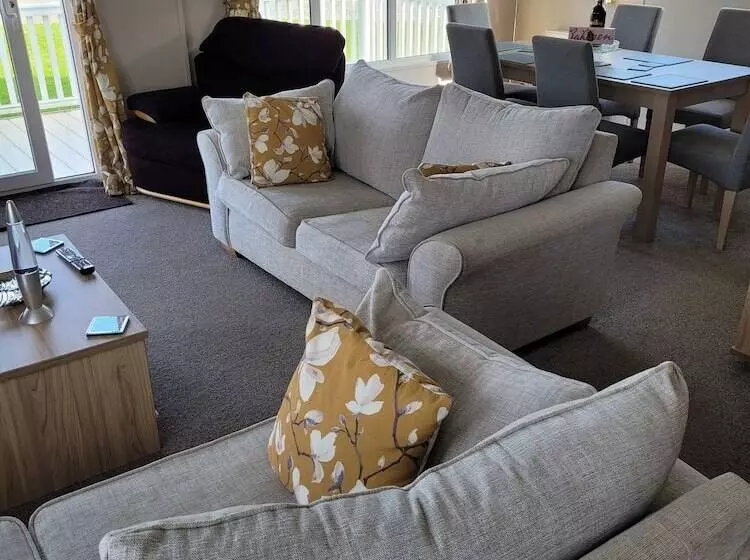 Hotelli Remarkable 3 Bed House In Hull