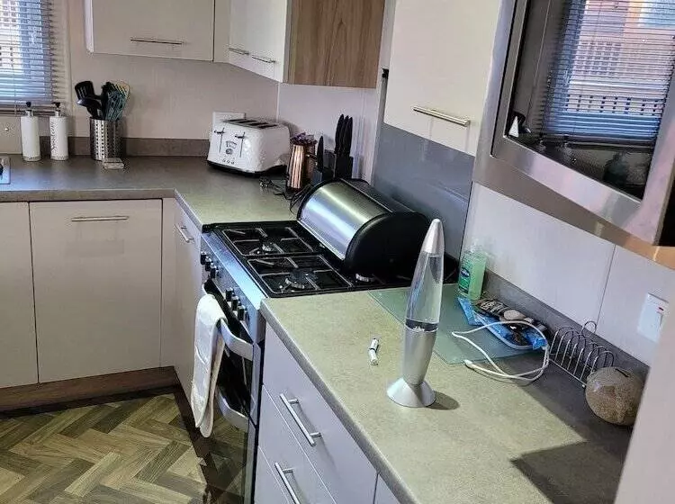 Hotelli Remarkable 3 Bed House In Hull
