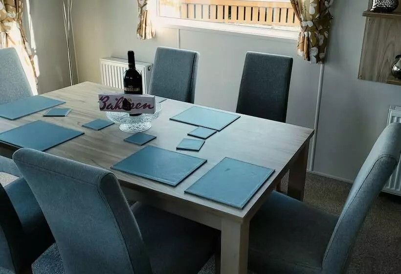 Hotelli Remarkable 3 Bed House In Hull