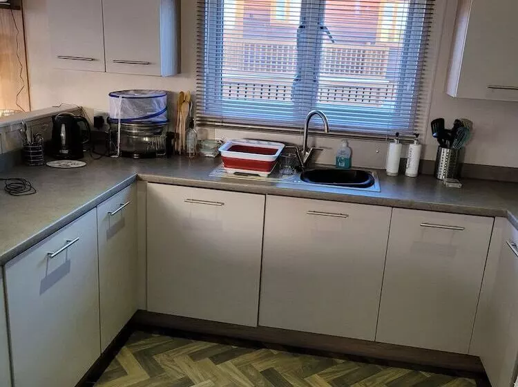 Hotelli Remarkable 3 Bed House In Hull