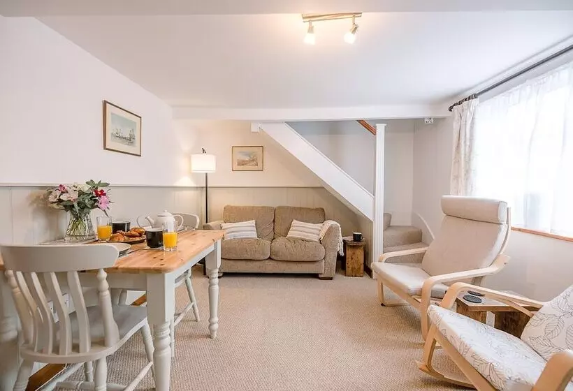 North Cottage, Alderton