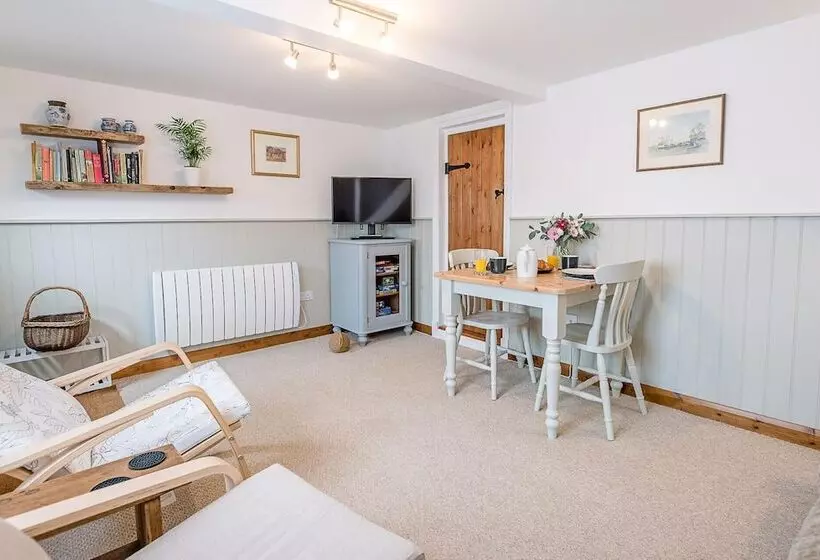 North Cottage, Alderton