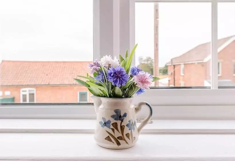 North Cottage, Alderton