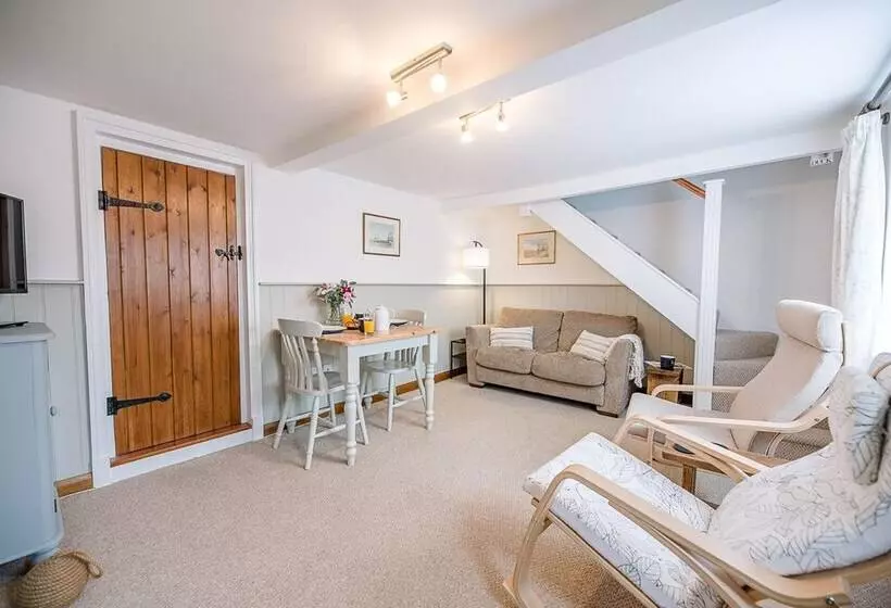 North Cottage, Alderton