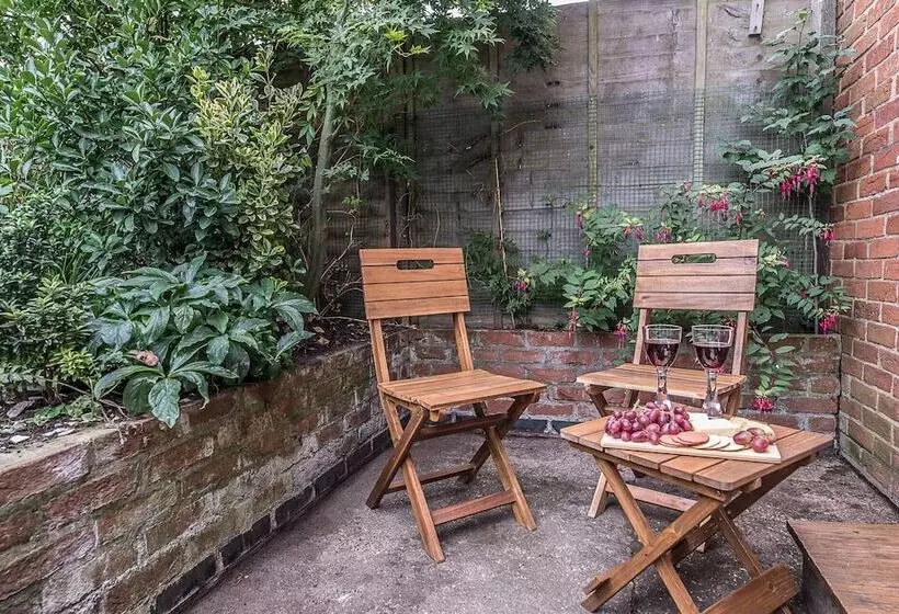 North Cottage, Alderton