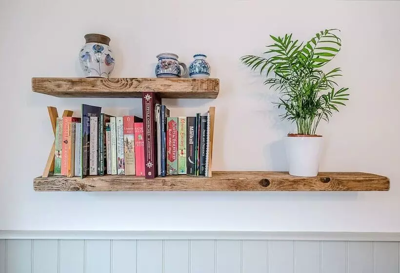 North Cottage, Alderton