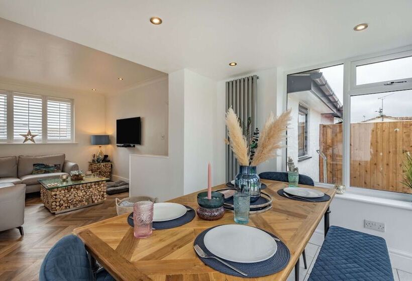 Stunning Cottage With Hot Tub, North Wales Coast