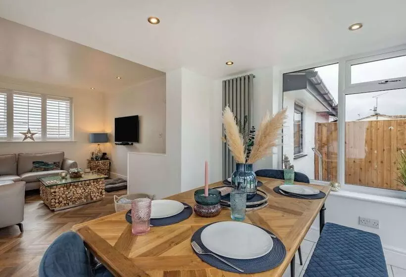 Stunning Cottage With Hot Tub, North Wales Coast