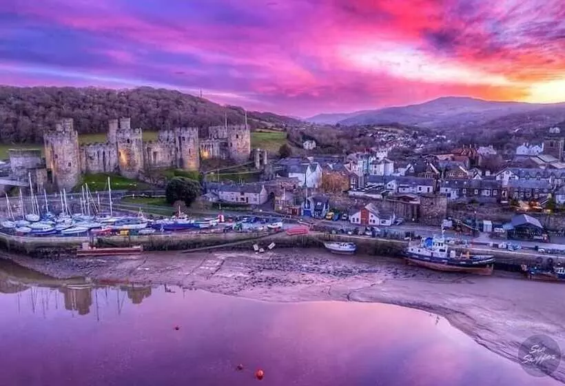 Stunning Cottage With Hot Tub, North Wales Coast