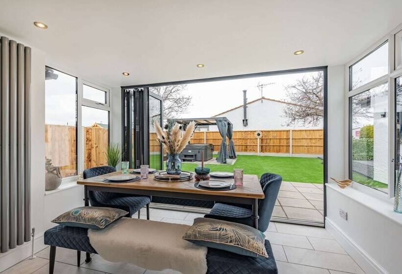 Stunning Cottage With Hot Tub, North Wales Coast