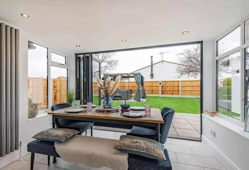 Stunning Cottage With Hot Tub, North Wales Coast