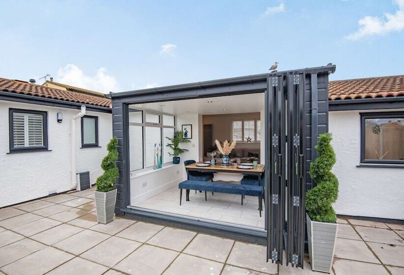 Stunning Cottage With Hot Tub, North Wales Coast