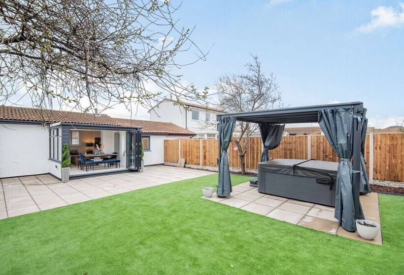 Stunning Cottage With Hot Tub, North Wales Coast