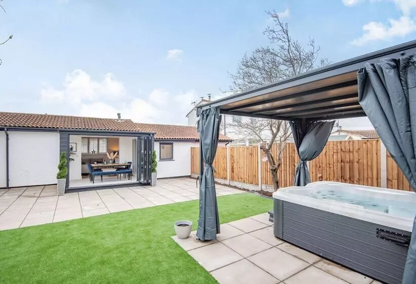 Stunning Cottage With Hot Tub, North Wales Coast