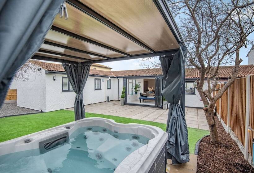 Stunning Cottage With Hot Tub, North Wales Coast