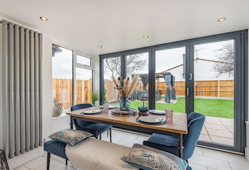 Stunning Cottage With Hot Tub, North Wales Coast