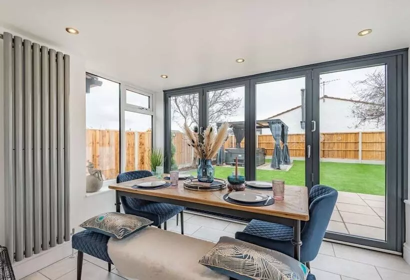 Stunning Cottage With Hot Tub, North Wales Coast