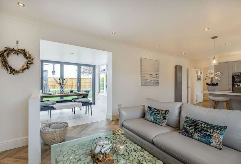 Stunning Cottage With Hot Tub, North Wales Coast