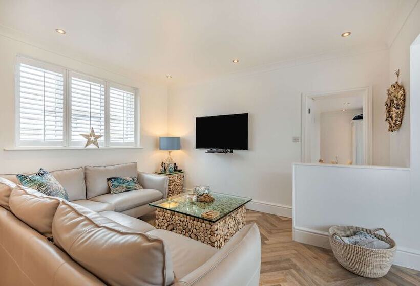 Stunning Cottage With Hot Tub, North Wales Coast