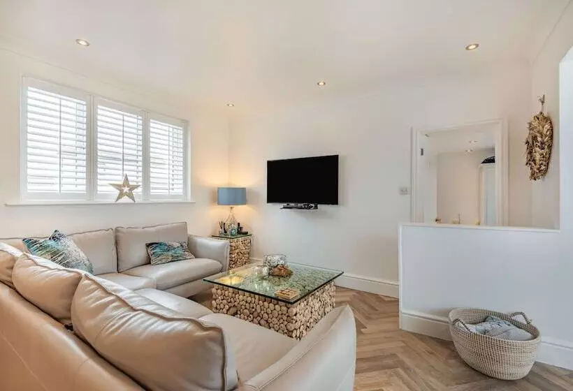 Stunning Cottage With Hot Tub, North Wales Coast