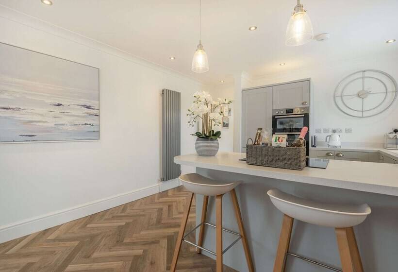 Stunning Cottage With Hot Tub, North Wales Coast