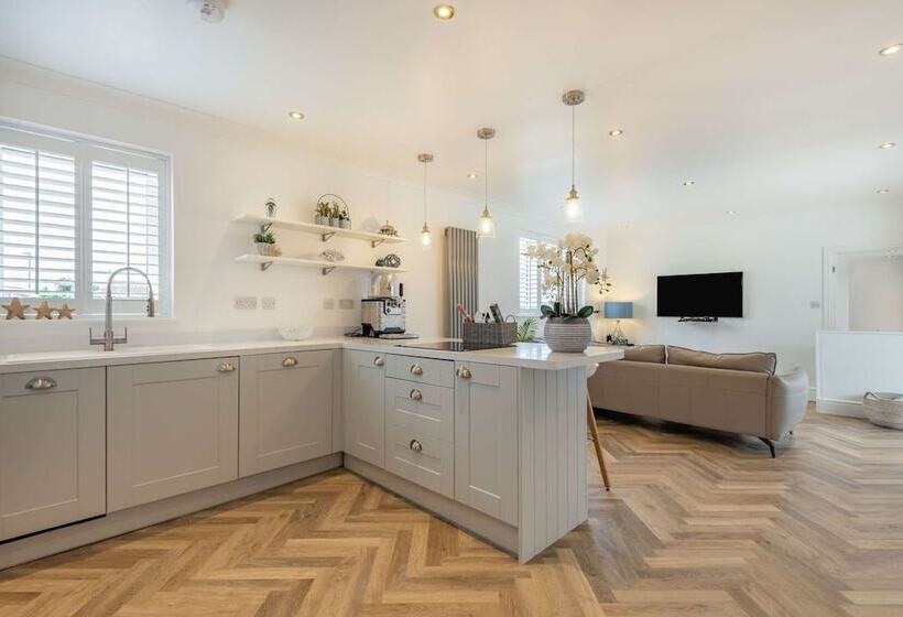 Stunning Cottage With Hot Tub, North Wales Coast