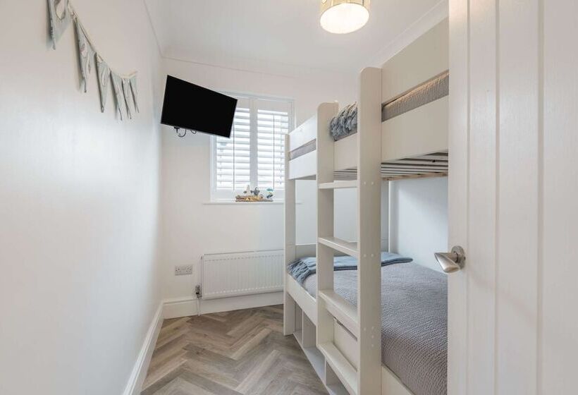 Stunning Cottage With Hot Tub, North Wales Coast