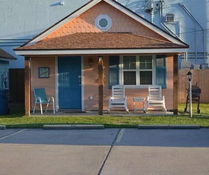 Candlelight Cottages By The Beach