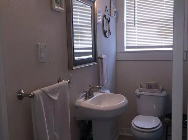 Candlelight Cottages By The Beach