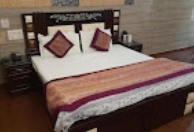 בית מלון כפרי Goroomgo Goverdhan Palace Mathura