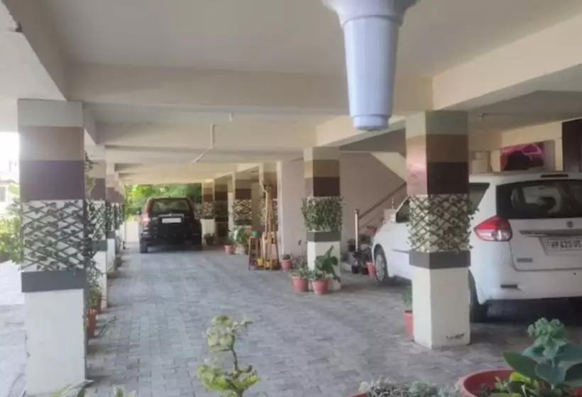 ホテル Goroomgo Hill Top Courtyard Shimla