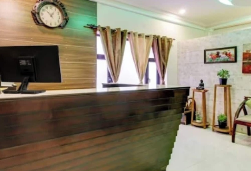 Hotel Goroomgo Hill Top Courtyard Shimla