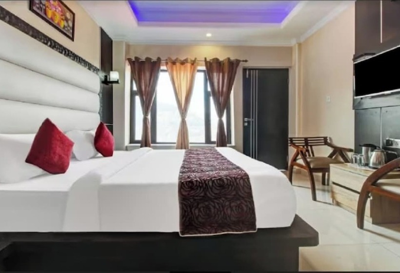 Hotel Goroomgo Hill Top Courtyard Shimla