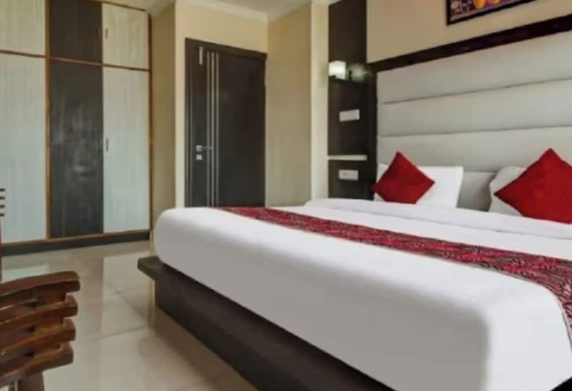 Hotel Goroomgo Hill Top Courtyard Shimla